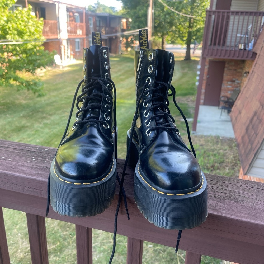 ON HOLD 7/27- Dr Marten Jadon Max size women’s 9